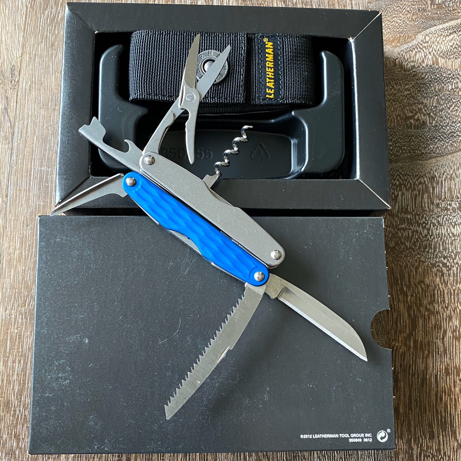 Collectible, New, Leatherman Juice CS4 Columbia Blue Multi-Tool, Gift Box