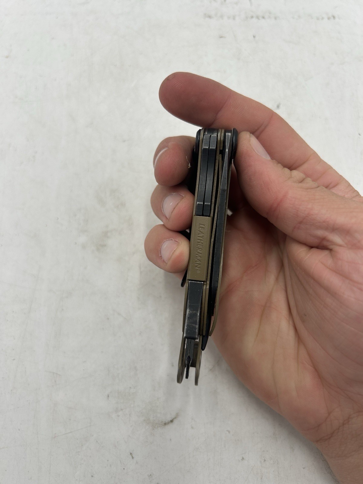 LEATHERMAN Skeletool Multi Tool – Combo Edge Blade Knife Pliers Carabiner (READ)