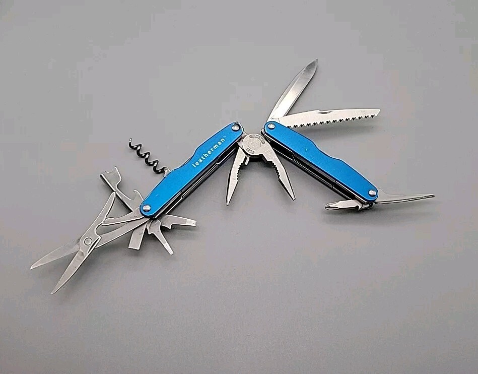 Leatherman Juice CS4 Multi Tool – Dated 0304 – Blue – Pliers * Retired *