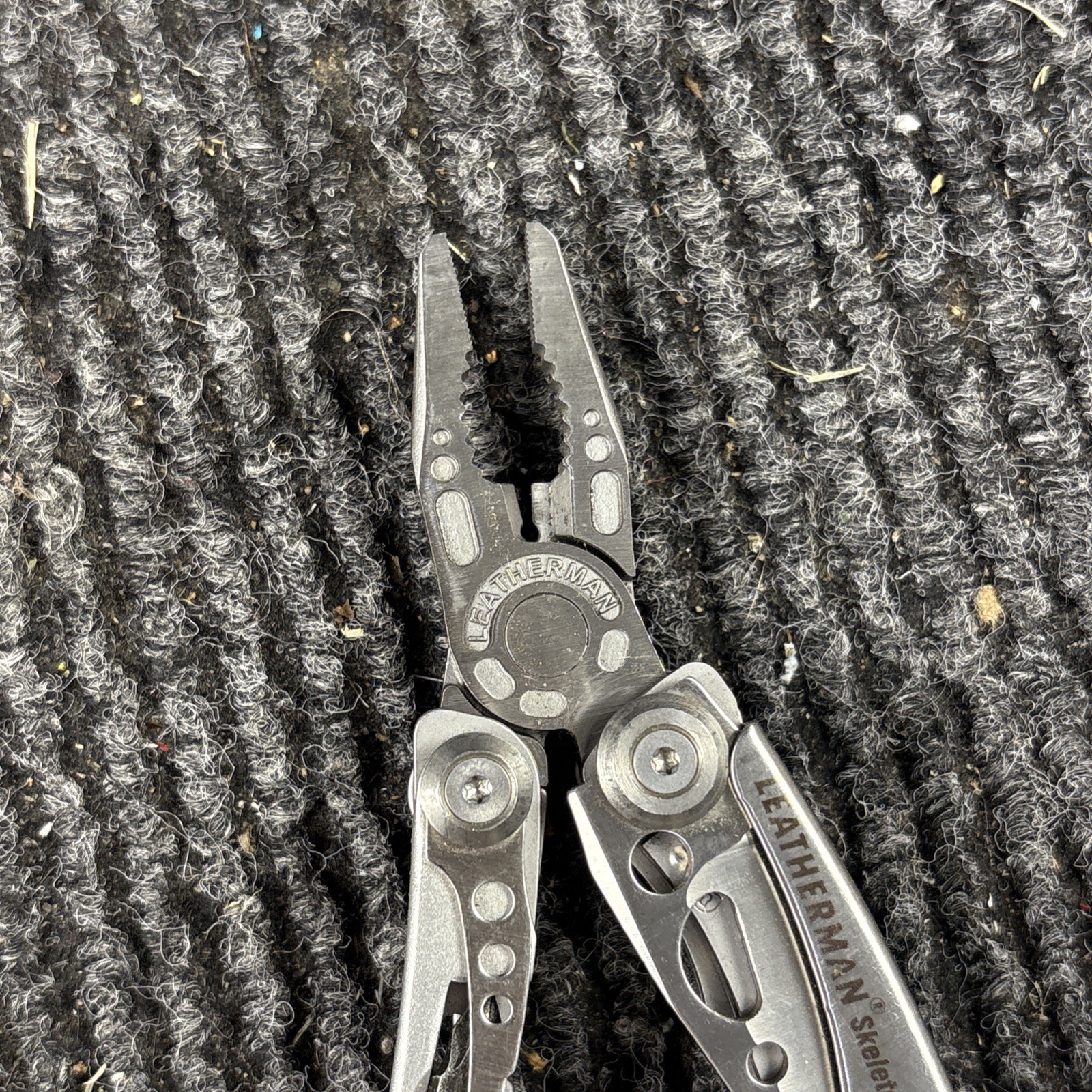 LEATHERMAN Skeletool Multi Tool – Combo Edge Blade Knife Pliers Carabiner (073)