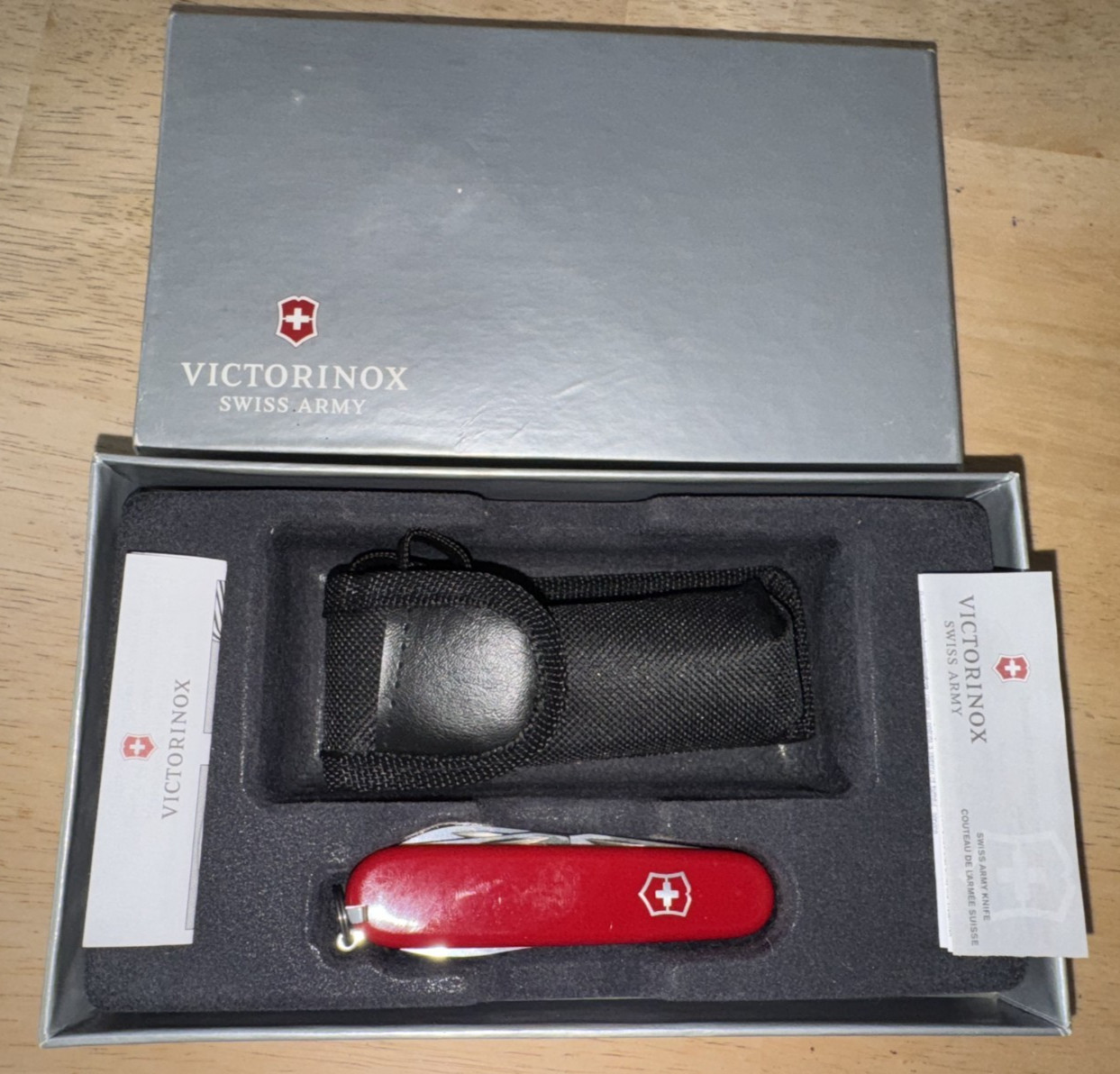 NEW Swiss Army Classic Red SD Knife and Flashlight Set, Victorinox New Boxed Set