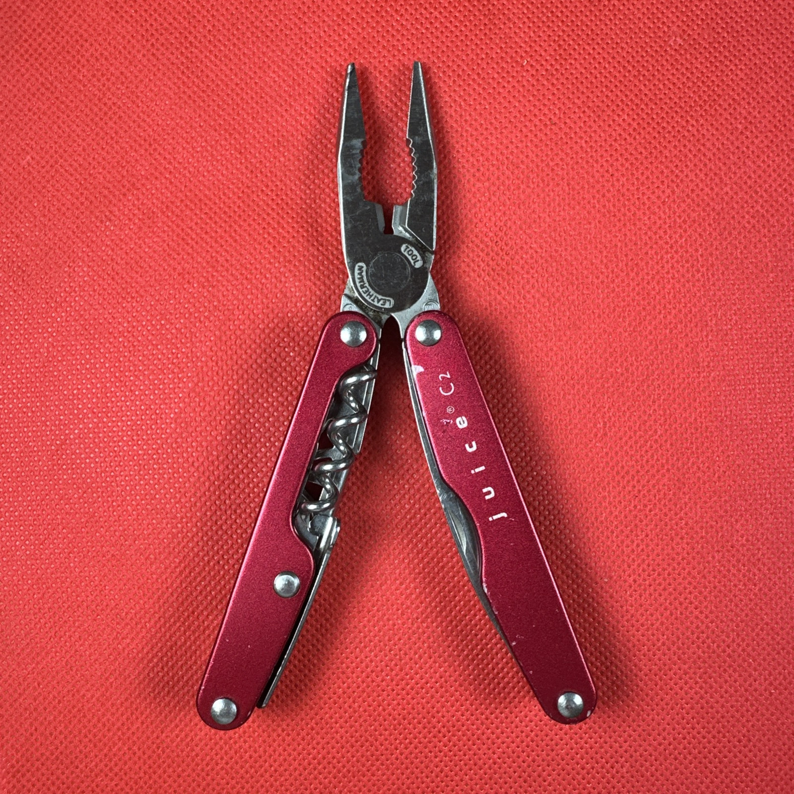 Retired Red Gen 1 Pat pending Leatherman Juice C2 Multitool + pouch.