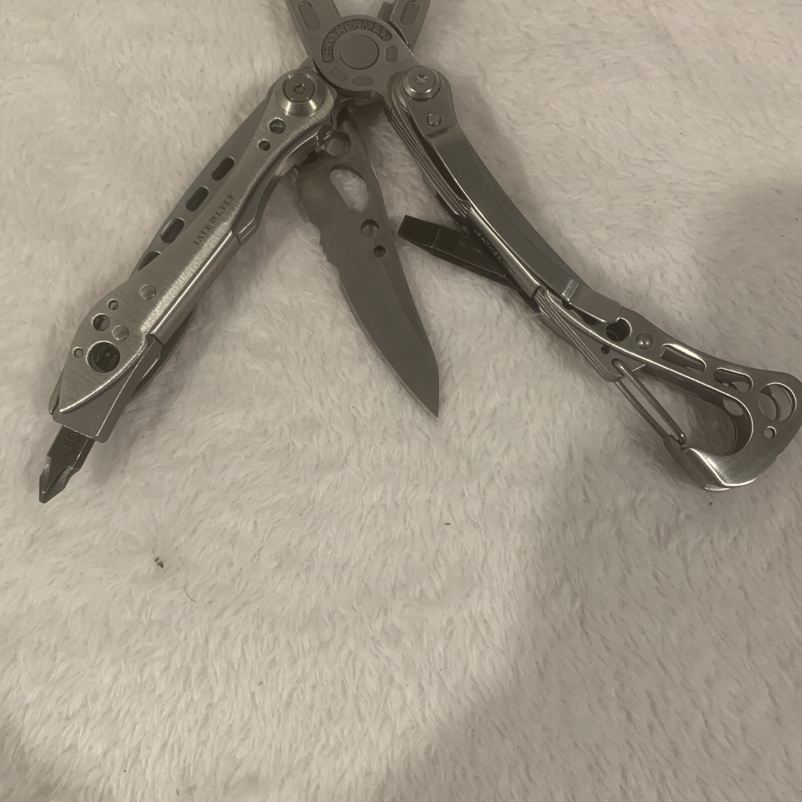 LEATHERMAN Skeletool Multi Tool – Combo Edge Blade Knife Pliers Carabiner!