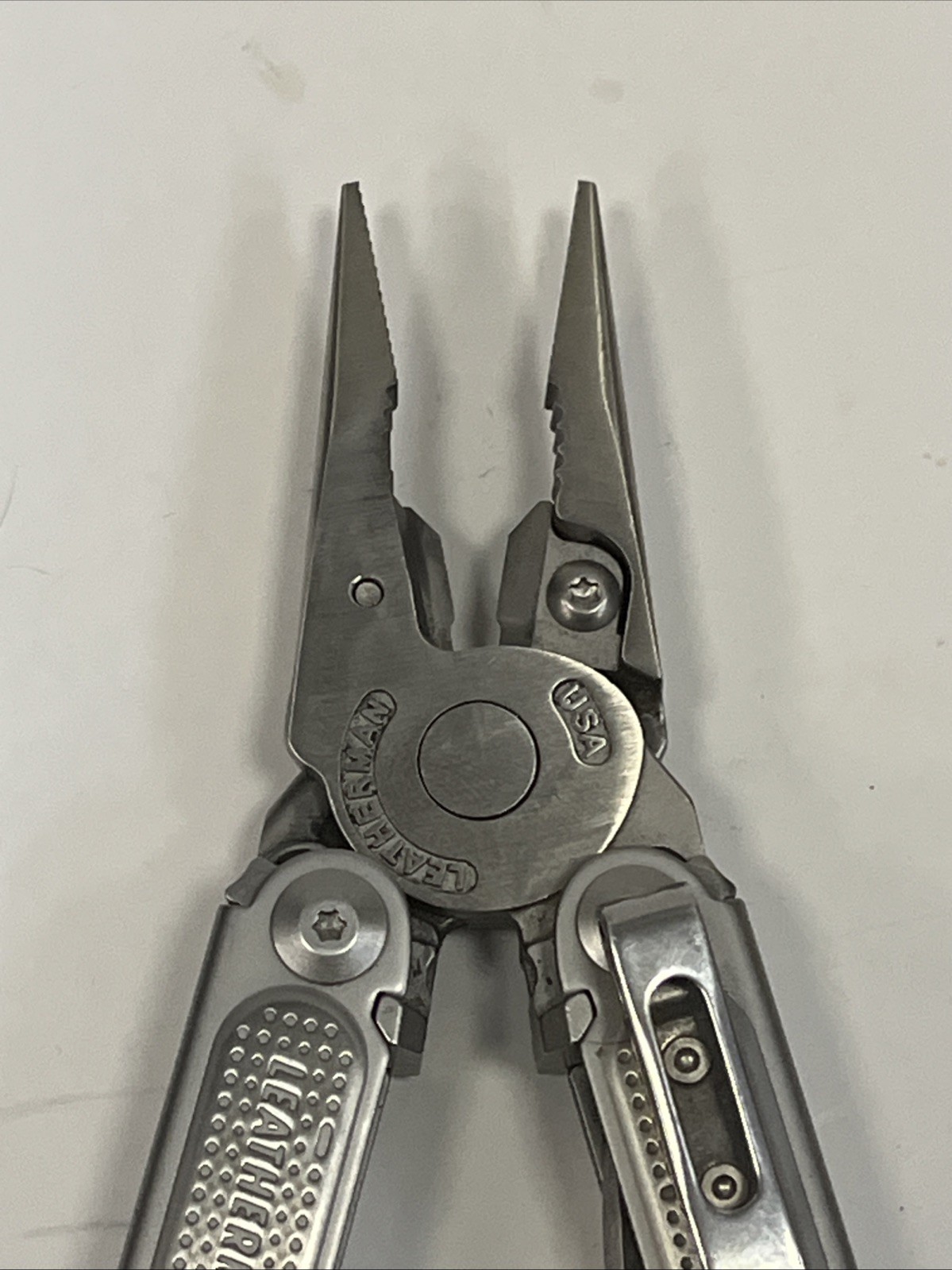 Leatherman Free P4 Multitool Multi-Tool Pliers Tool