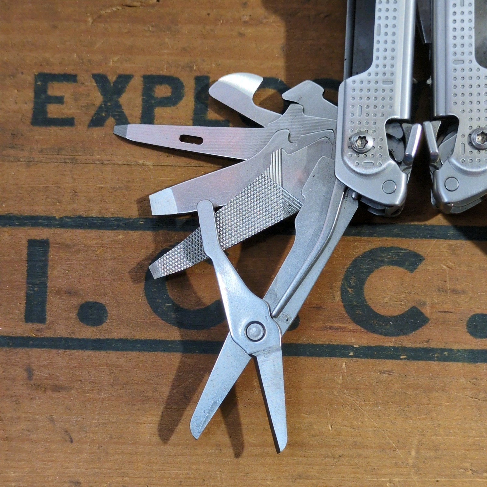 Leatherman FREE P2 Multitool Magnetic Lock 19 Tools Stainless Steel