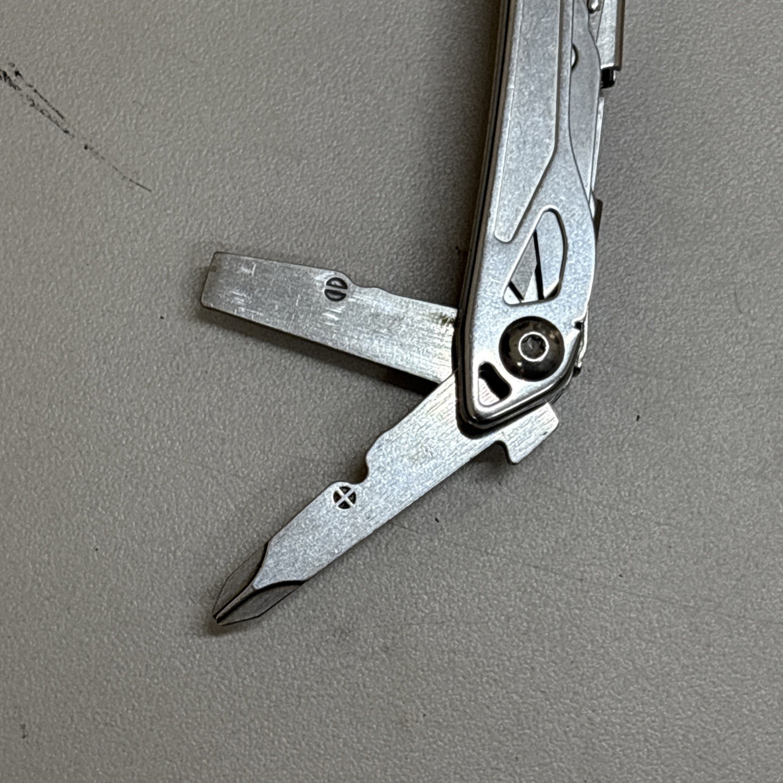Leatherman Wingman Multitool with 14 tools Needle Nose pliers, wire cutter (029)