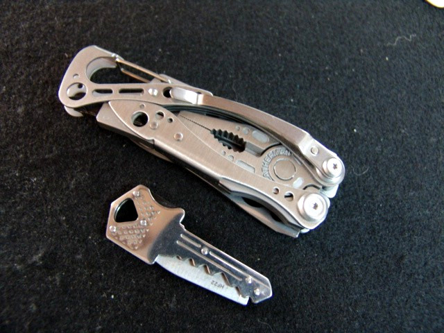 LEATHERMAN SKELETOOL–MULTI TOOL– LOCKING KEY RING KNIFE–EXCELLENT–LOT OF 2