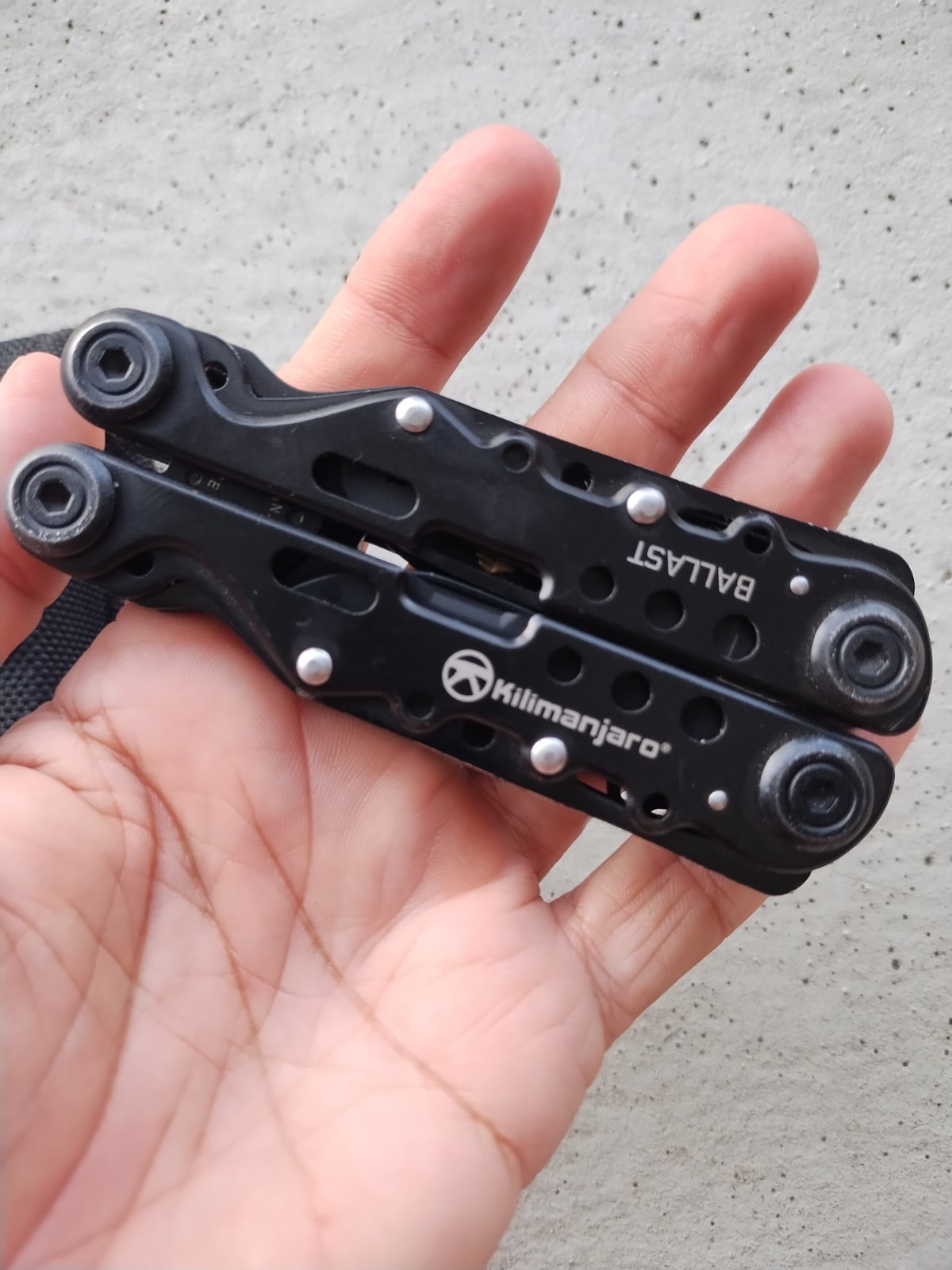 KILIMANJARO BALLAST 13-IN-1 MULTI-TOOL WITH NYLON POUCH 910053, EXCELLENT!