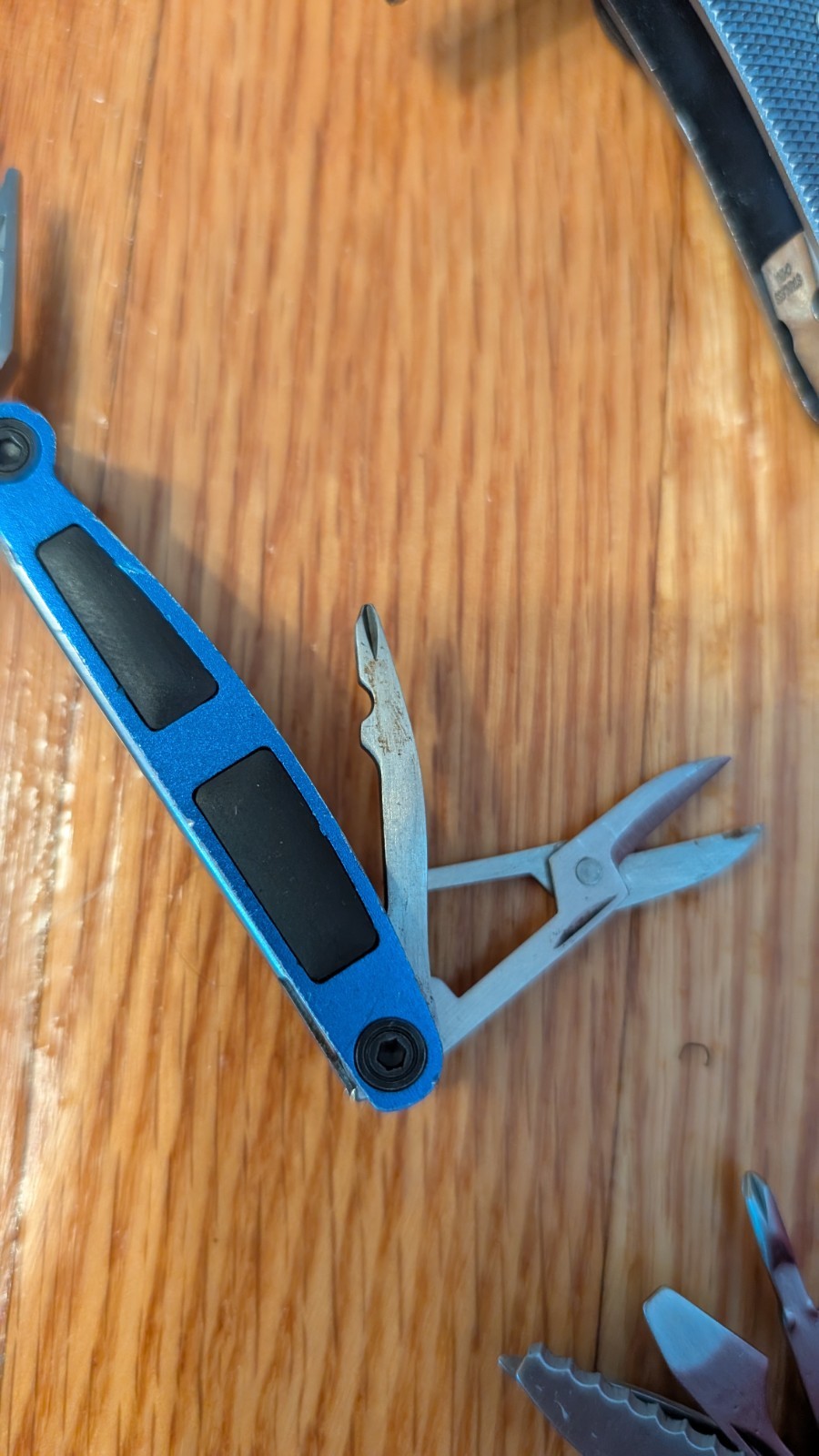 Lot of 6 Multi Tools – L.L.Bean Columbia Hyper Tough ArmorAll – Mini EDC Pliers