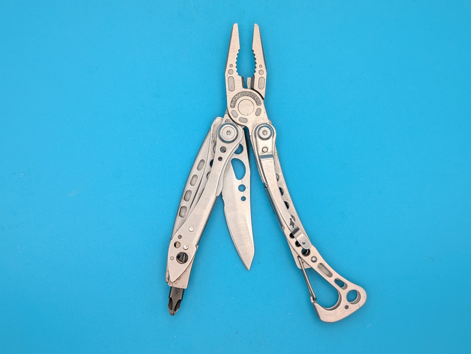 LEATHERMAN Skeletool Multi Tool – Combo Edge Blade Knife Pliers Carabiner!!!