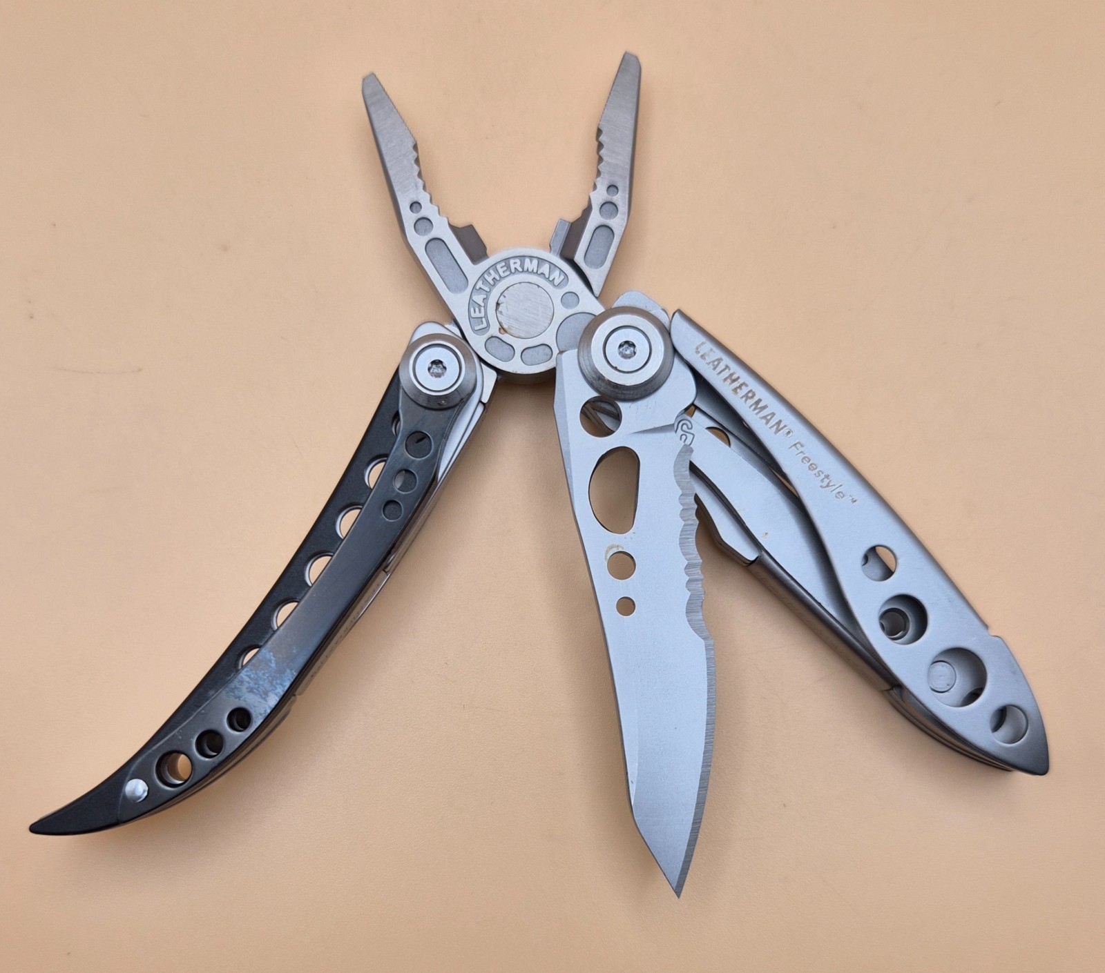 RARE Leatherman RETIRED FREESTYLE Multi-tool Good Condition (003)