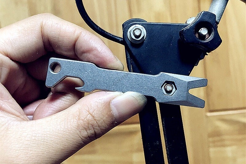 HotTitanium Alloy Pry Bar Crowbar Wrench Opener Keychain Outdoor Multi Tools EDC