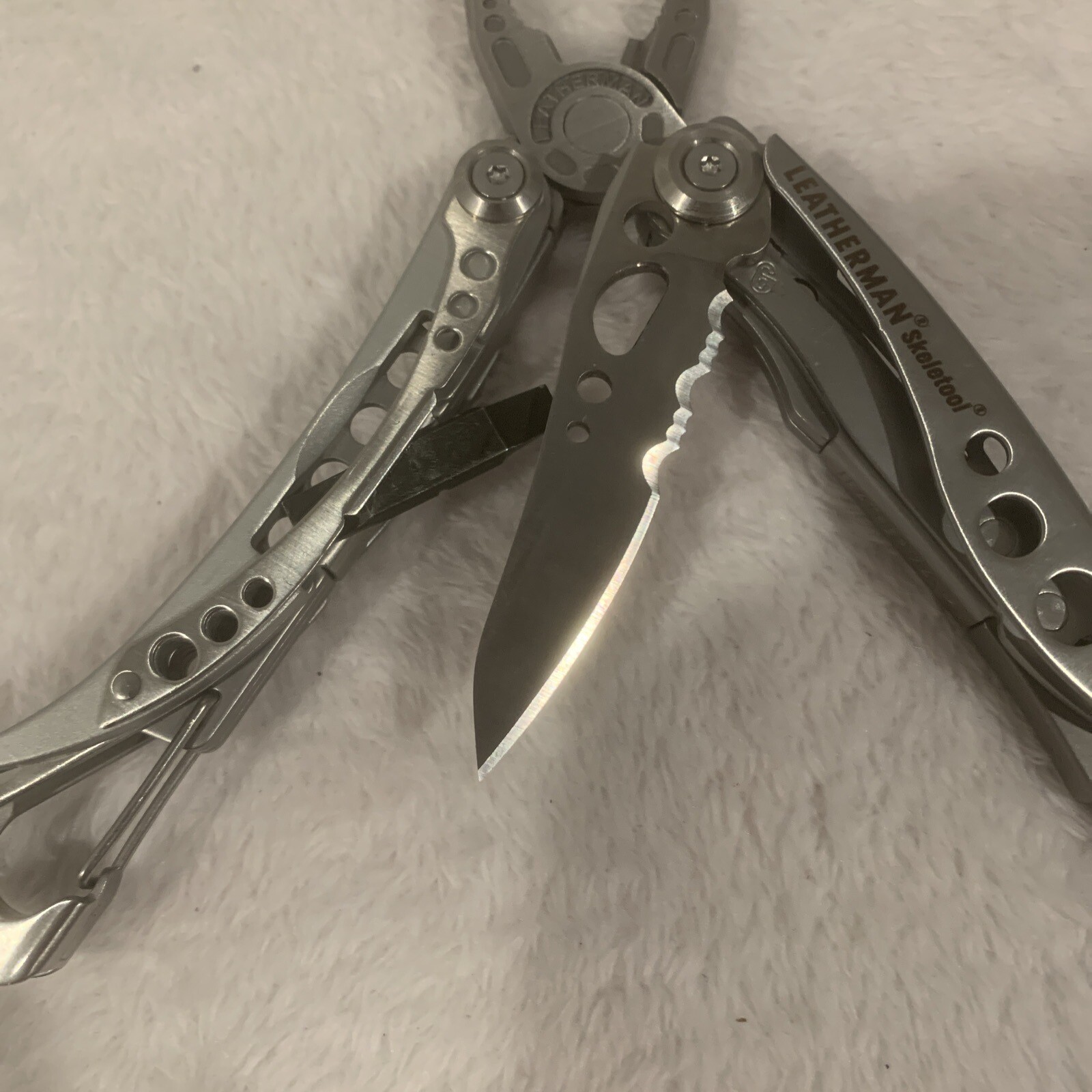 LEATHERMAN Skeletool Multi Tool – Combo Edge Blade Knife Pliers Carabiner!