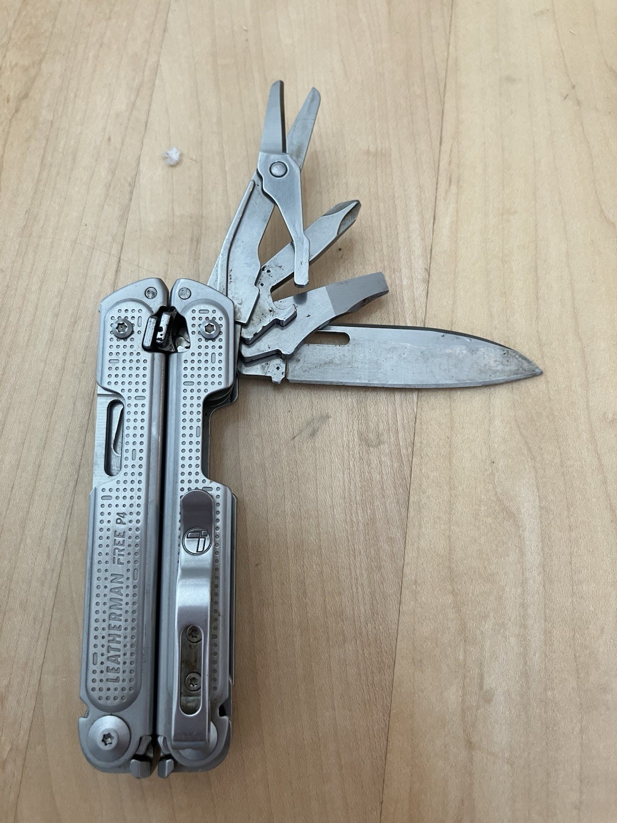 Leatherman Free P4 Stainless Steel Multi-Tool Knife – Rare Discontinued Model
