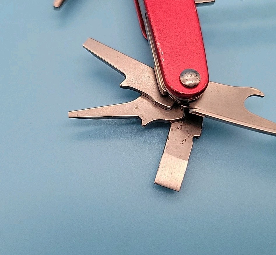 Leatherman JUICE C2 Multi-Tool – Dated 0509 – Red – Knife, Pliers *Retired*