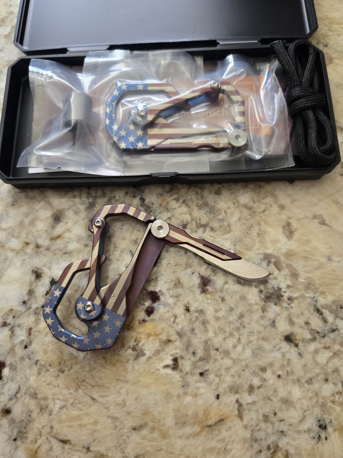 KeyUnity KU00 Patriotic Carabiner Multitool With Knife Bead Paracord