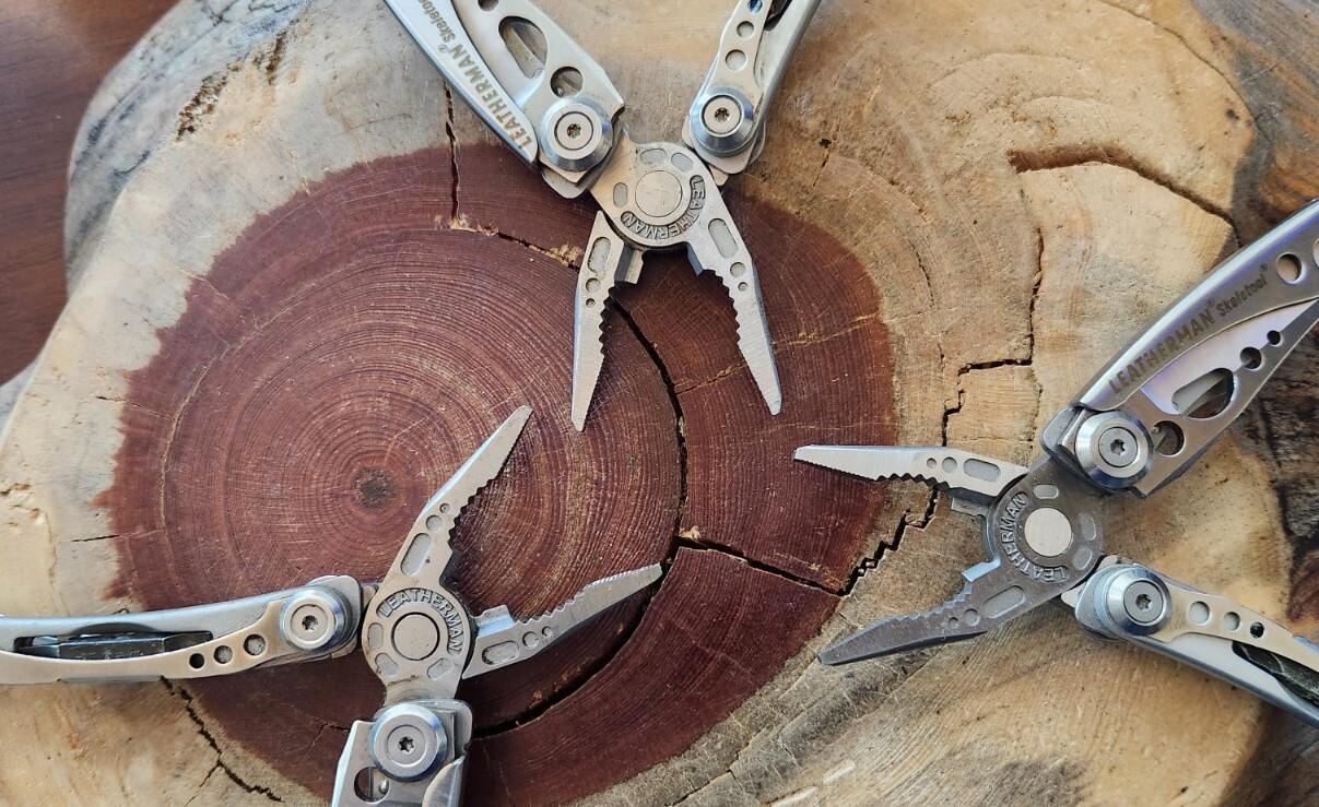Leatherman Skeletool Multi-Tool, Pliers, Serrated Knife, Stainless – QTY 1