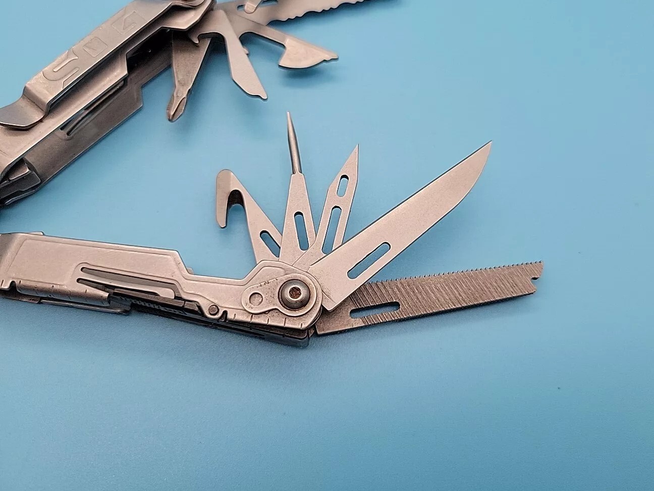 SOG PowerPint Multi-Tool – 18 Tools – Stone Wash – Screwdrivers, Pliers, Knife