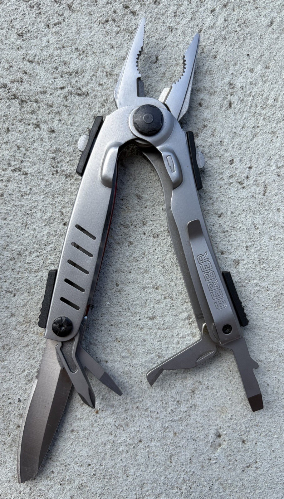 GERBER OCTANE RED/SILVER MULTI-PLIER MULTI TOOL IN SHEATH DISCONTINUED, RARE EXC