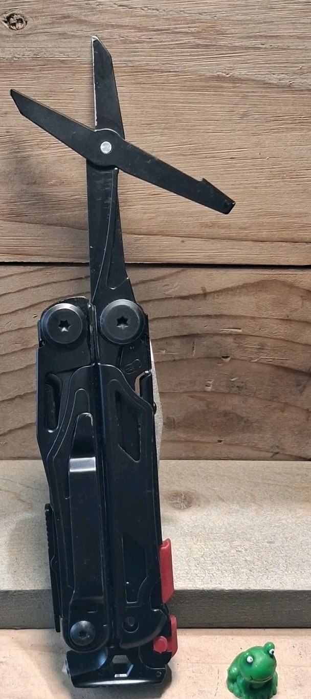 BLACK MOSSY OAK 19-in-1 STAINLESS STEEL MULTI-TOOL WITH SHEATH GREAT CONDITION