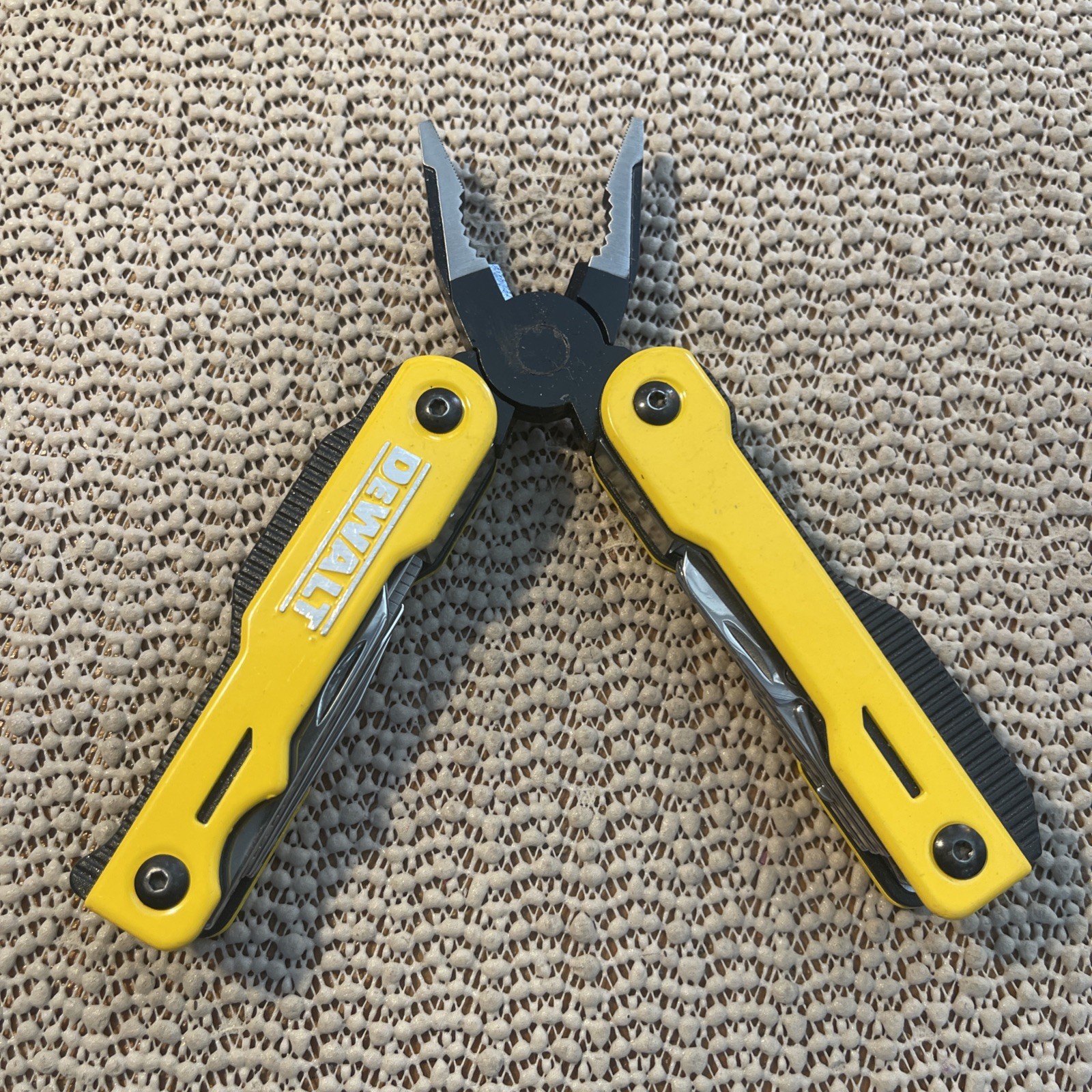 DeWalt 16-in-1 Multi-Tool W/Pliers/Knife/Screwdrivers/Openers/Liner Lock Blade
