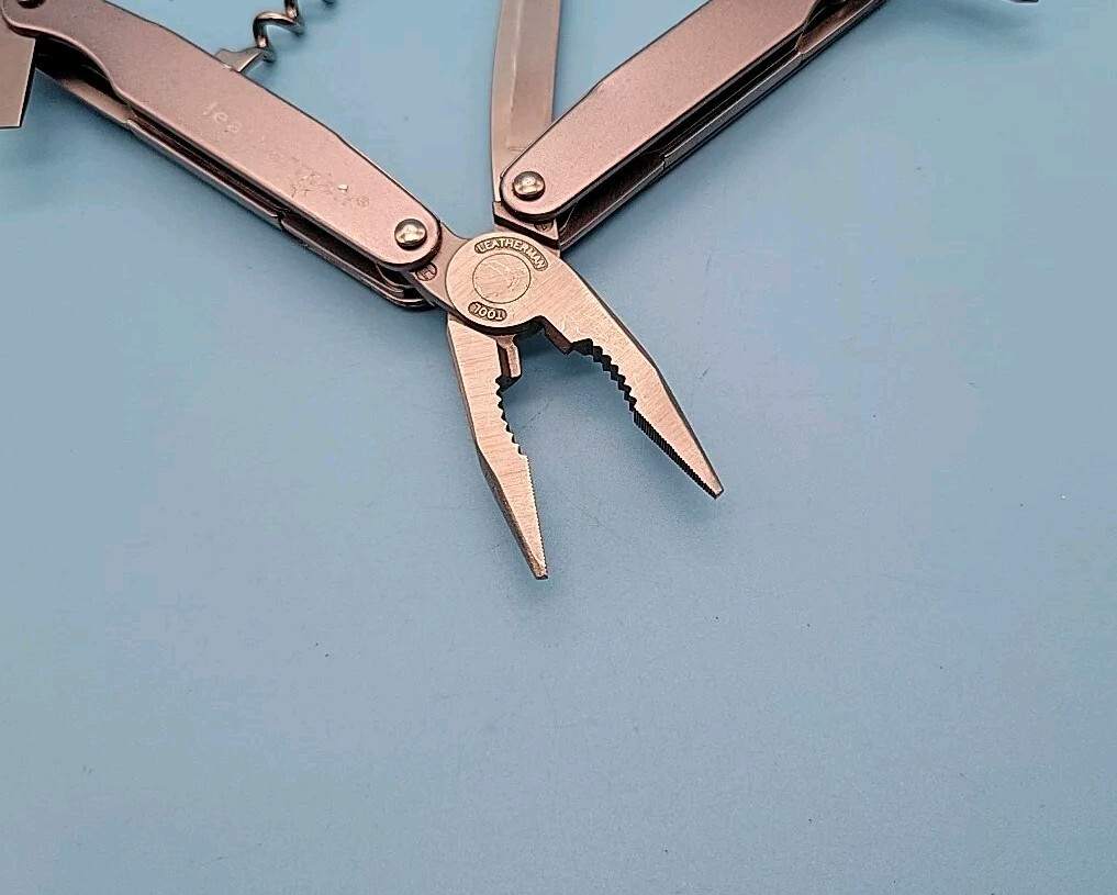 Leatherman Juice C2 Multitool – Dated 0909 – Gray – Knife, Pliers *Retired*