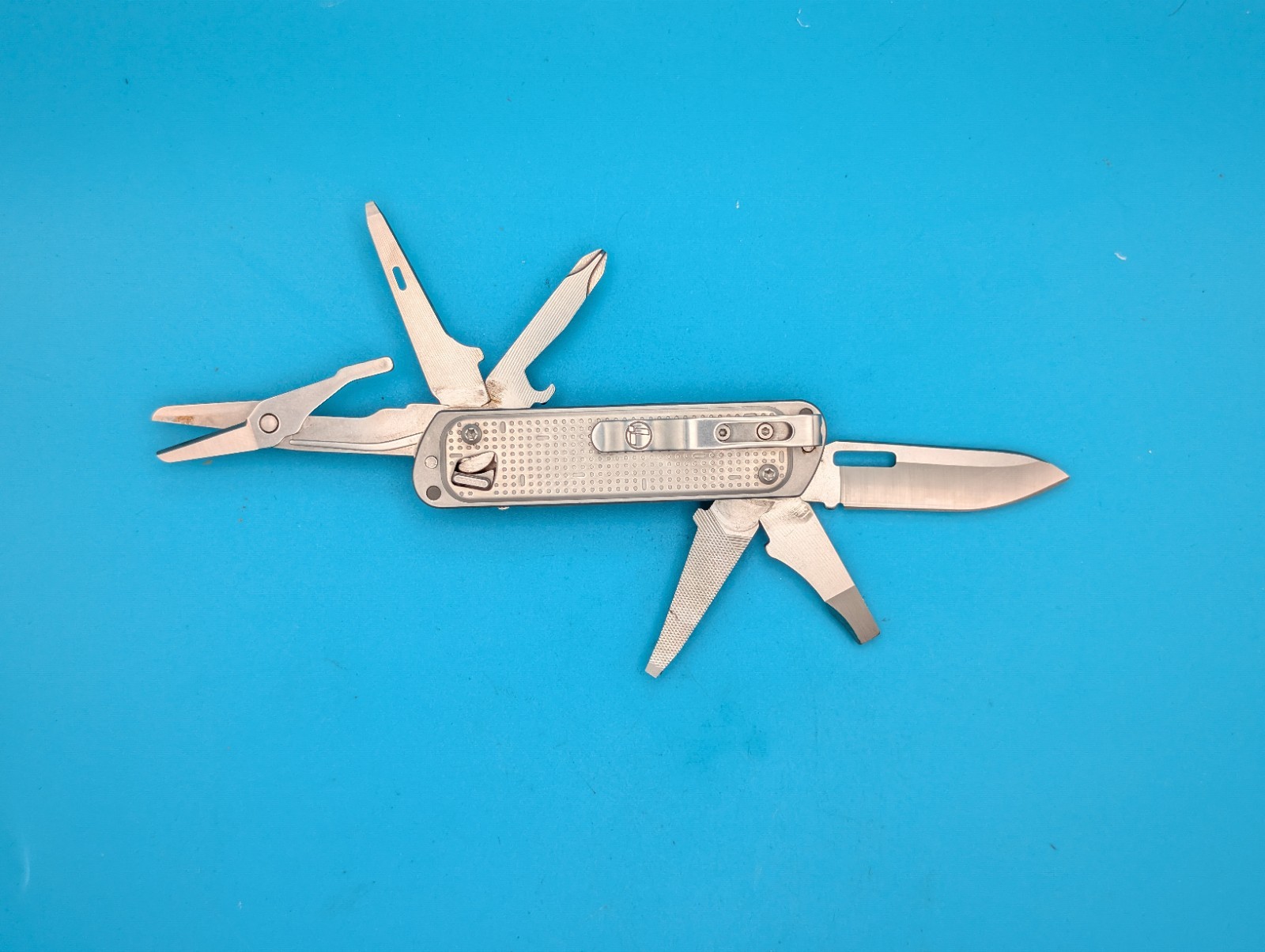 Leatherman FREE T4 Pocket Knife Multi-tool! SILVER! RETIRED! *O-BASF*