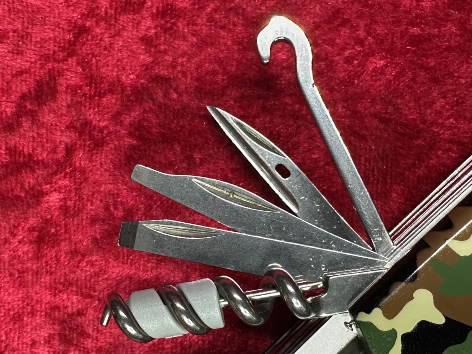 Victorinox SwissChamp Green Camo Swiss Army Knife 91mm 21 Tool 8 Layer (675)