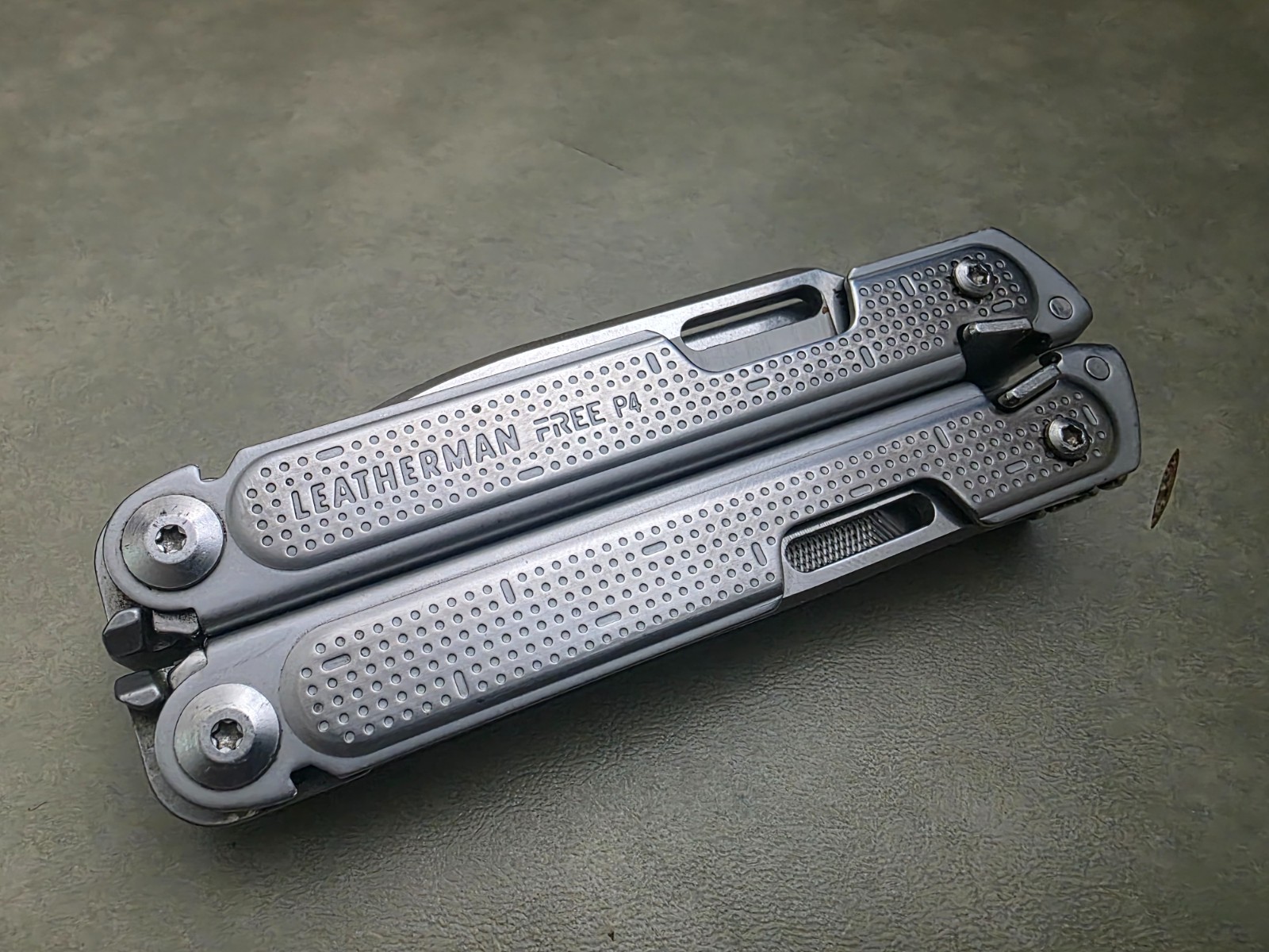 LEATHERMAN FREE P4 STAINLESS STEEL MULTI-TOOL