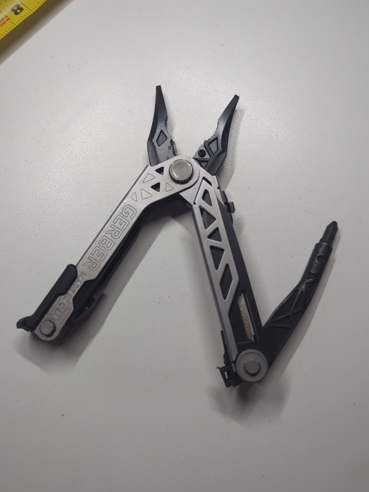 GERBER CENTER-DRIVE MULTITOOL SILVER/ Black, Replaceable Cutter Blade