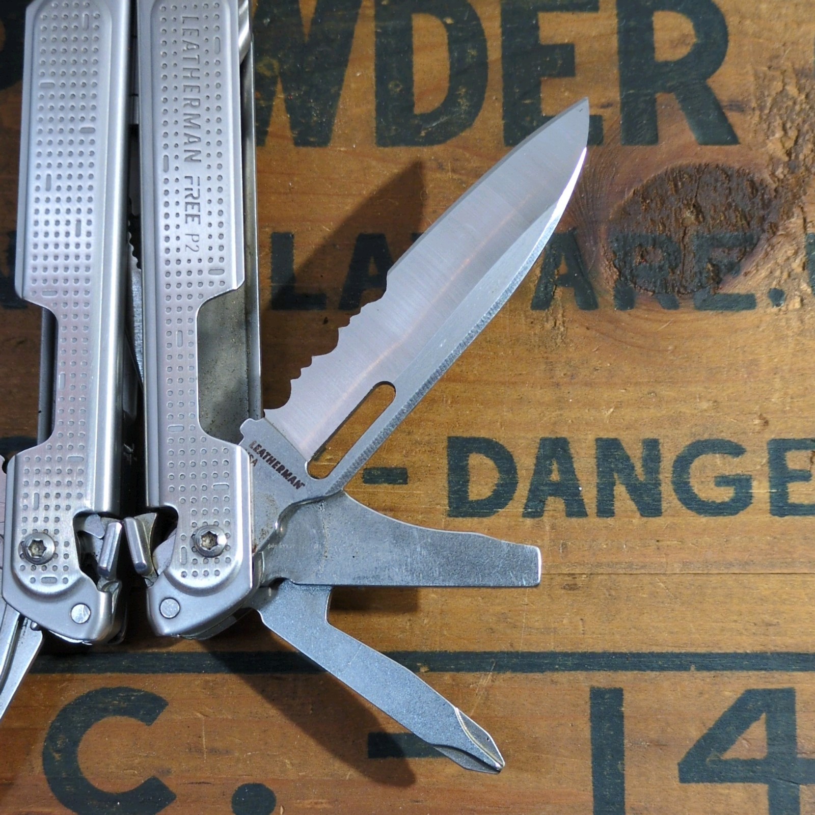 Leatherman FREE P2 Multitool Magnetic Lock 19 Tools Stainless Steel