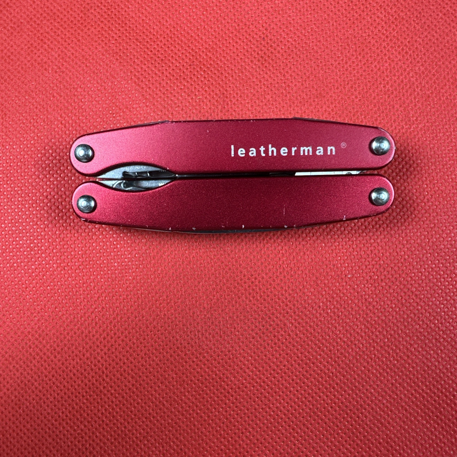 Retired Red Gen 1 Pat pending Leatherman Juice C2 Multitool + pouch.