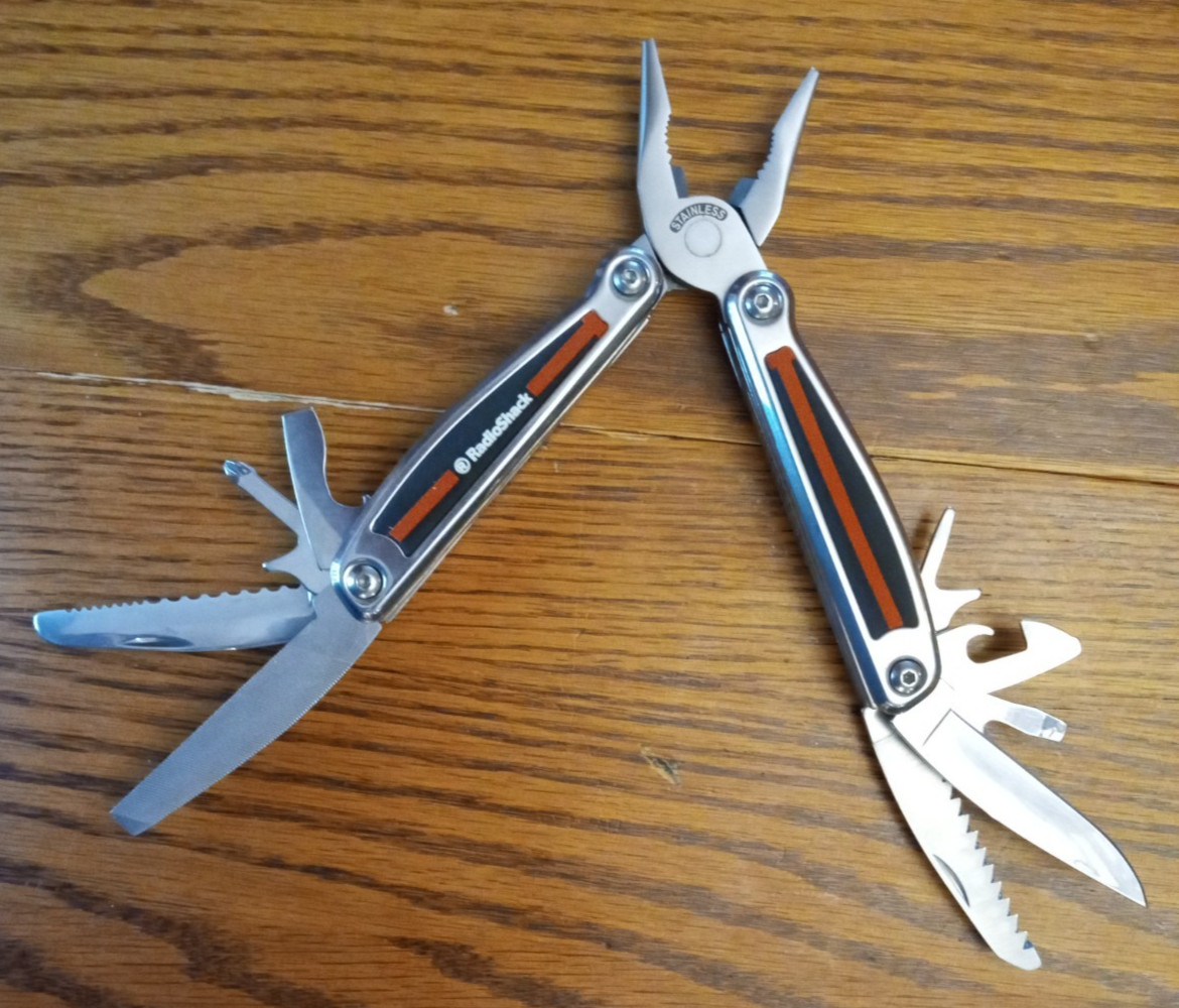 Radio Shack Stainless Steel Multi-Tool w/ 11 Tools. Pocket Knife. Rubber Grip
