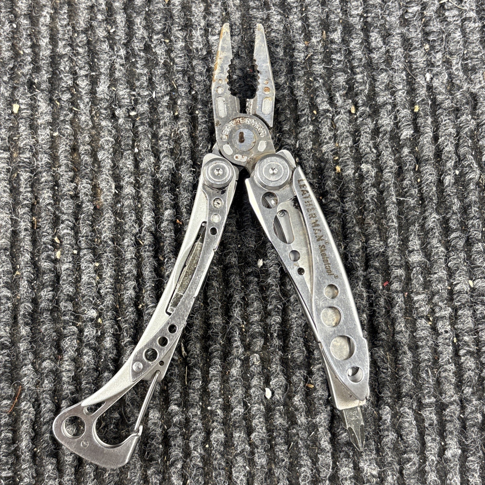 LEATHERMAN Skeletool Multi Tool – Combo Edge Blade Knife Pliers Carabiner (067)