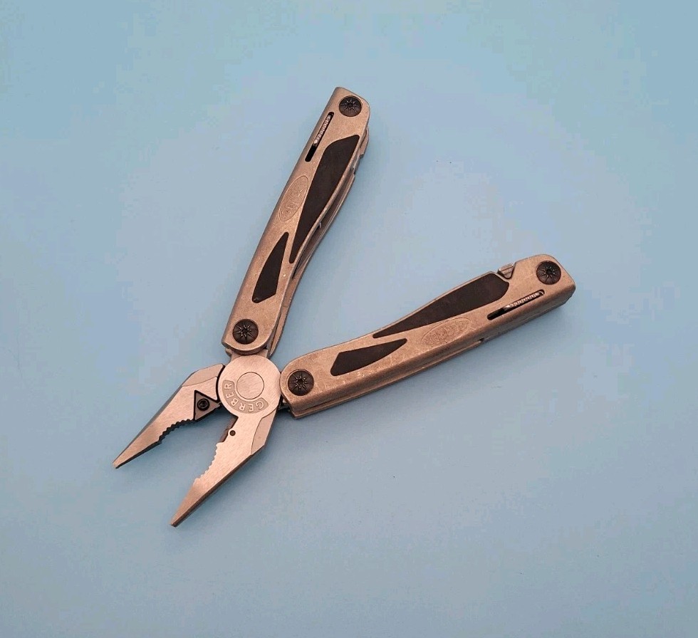 Gerber MP800 Legend Multi-Plier Multi Tool – Carbide Cutters Pliers, Knife, File