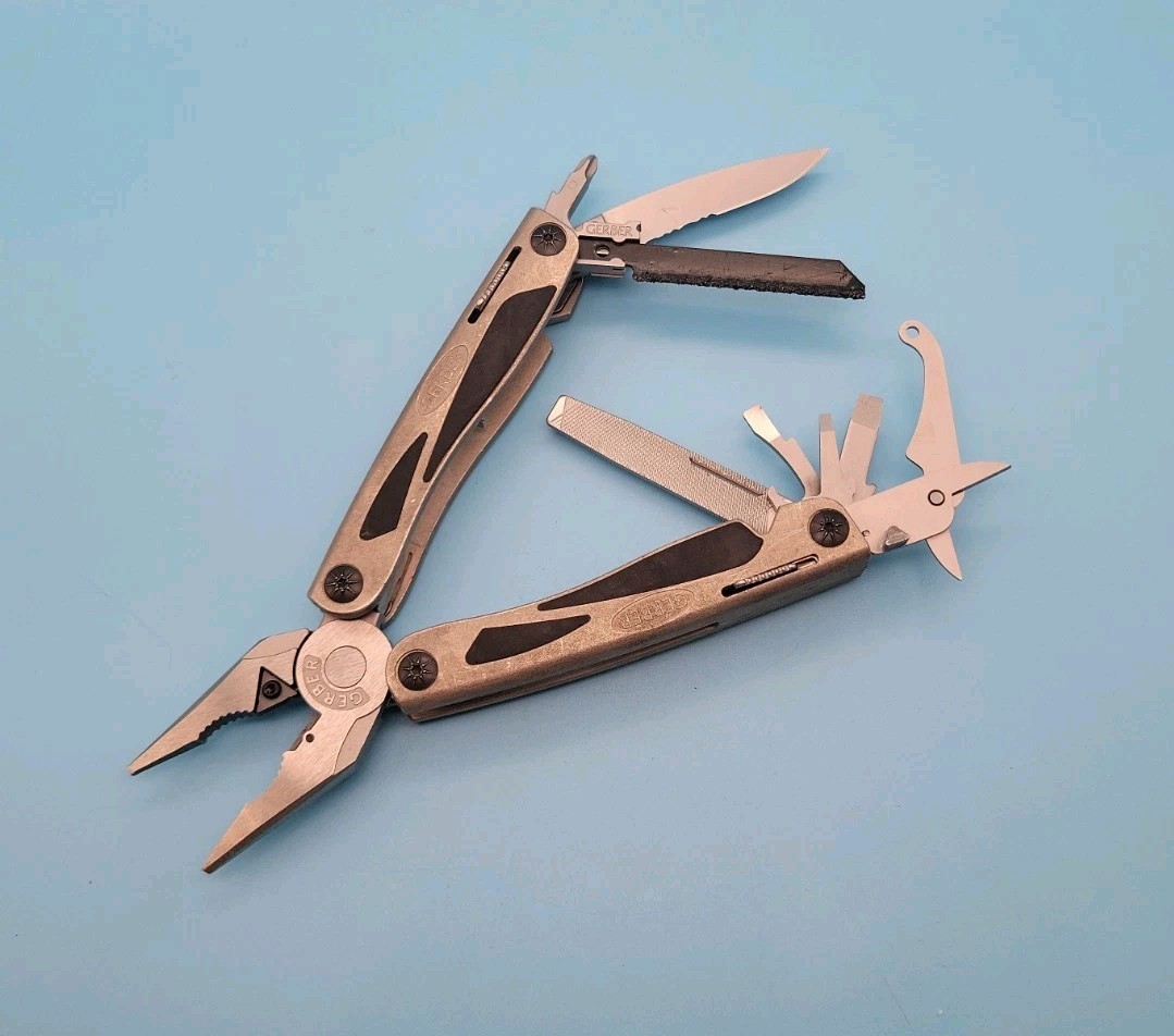 Gerber MP800 Legend Multi-Plier Multi Tool – Carbide Cutters Pliers, Knife, File