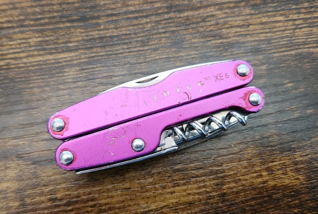 RARE Leatherman Juice XE6 Purple Thunder Pliers Multitool- Great Condition D71