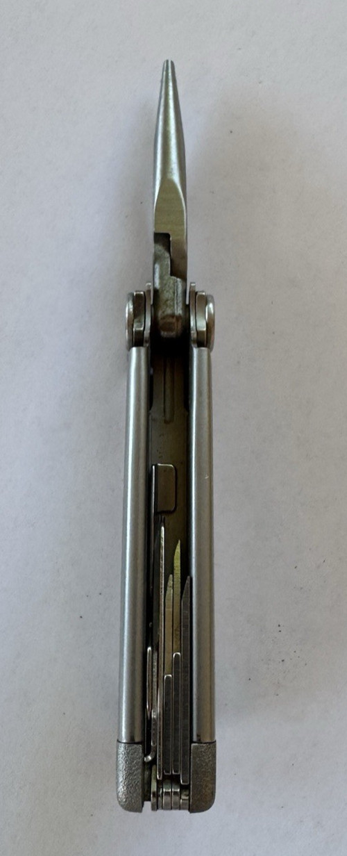 Leatherman Wave Multi Tool Pliers with Logo – Silver *Remedial Counsel 2005*