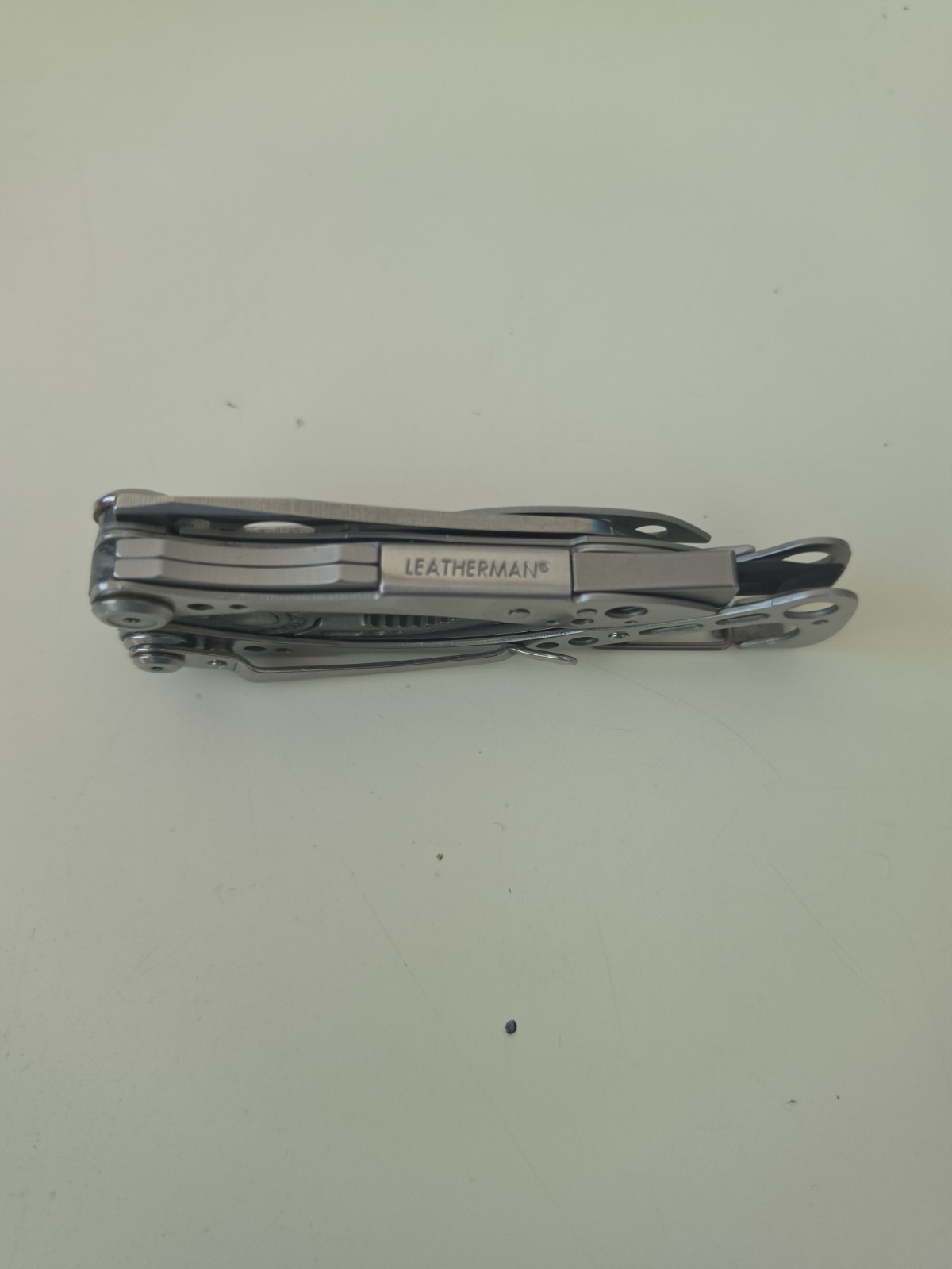 LEATHERMAN Skeletool Multi Tool – Combo Edge Blade Knife Pliers Carabiner