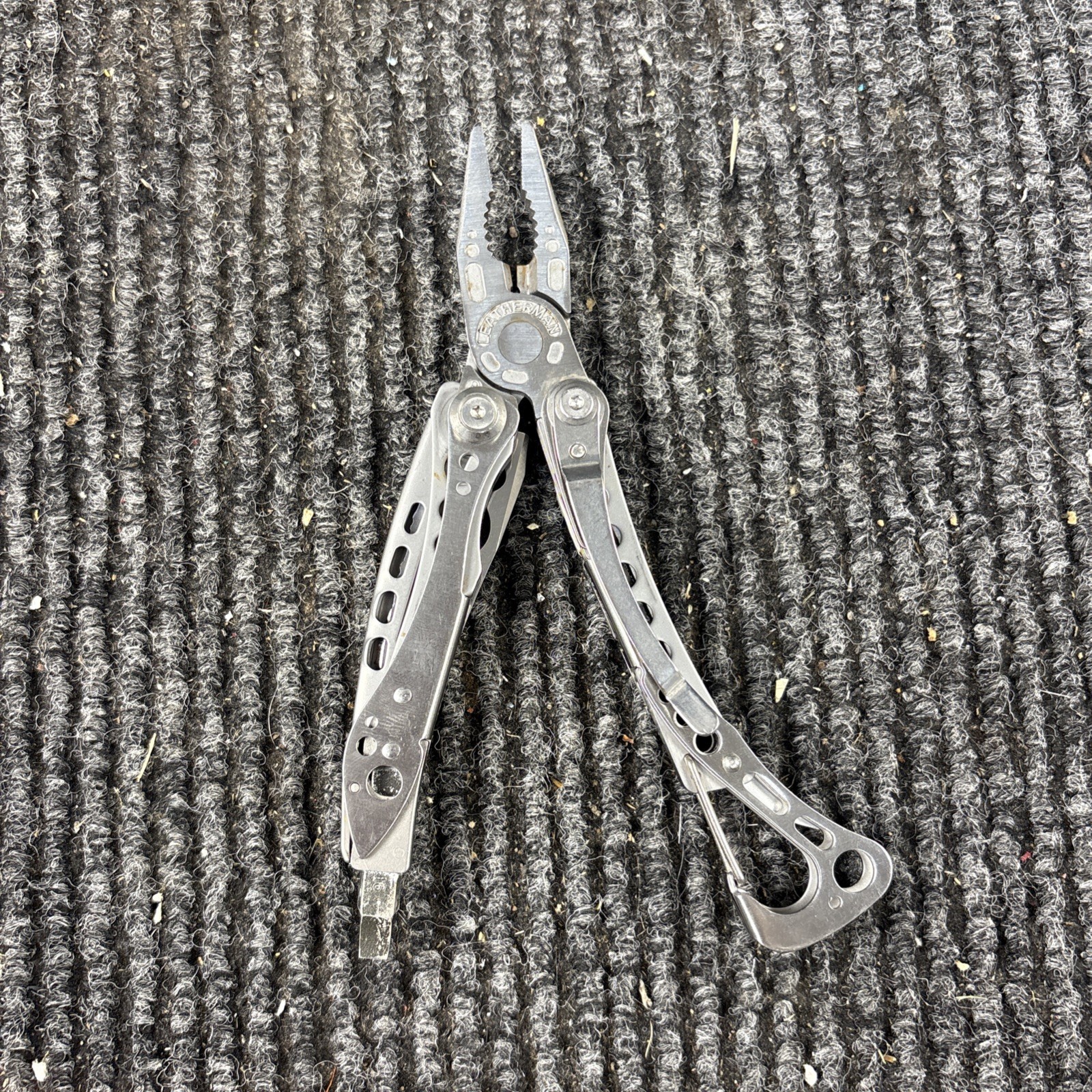 LEATHERMAN Skeletool Multi Tool – Combo Edge Blade Knife Pliers Carabiner (068)