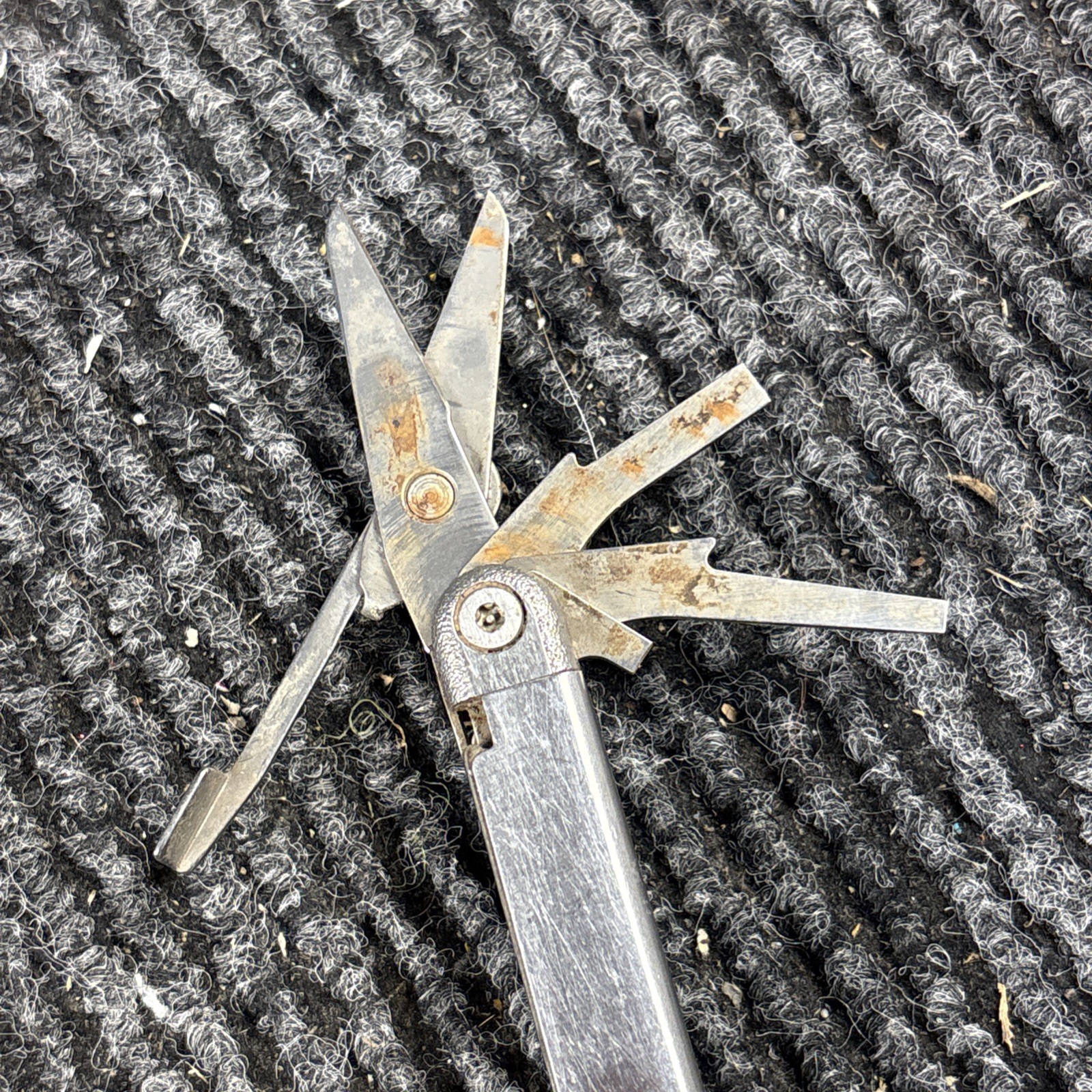 Leatherman Wave Original 17-in-1 All-Purpose Multi-Tool with wave Sheath (107)