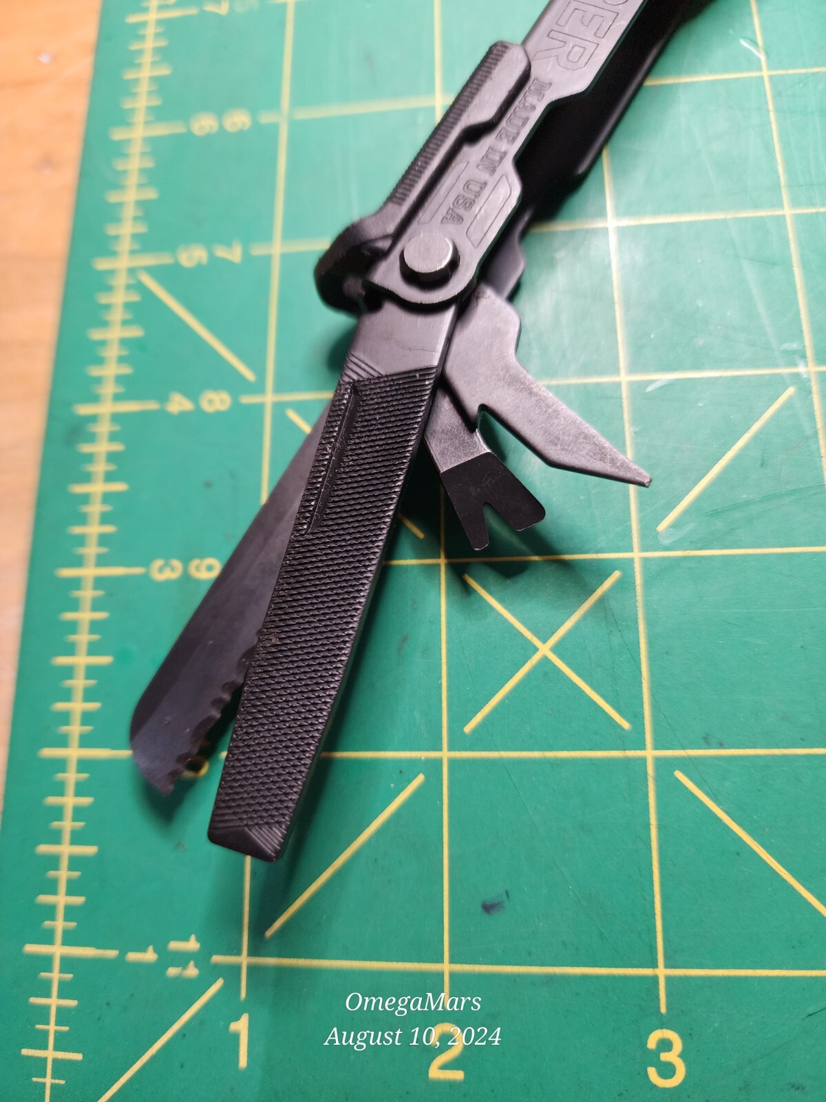 Gerber Center Drive #O4 W/ Sheathe looks and feels brand new