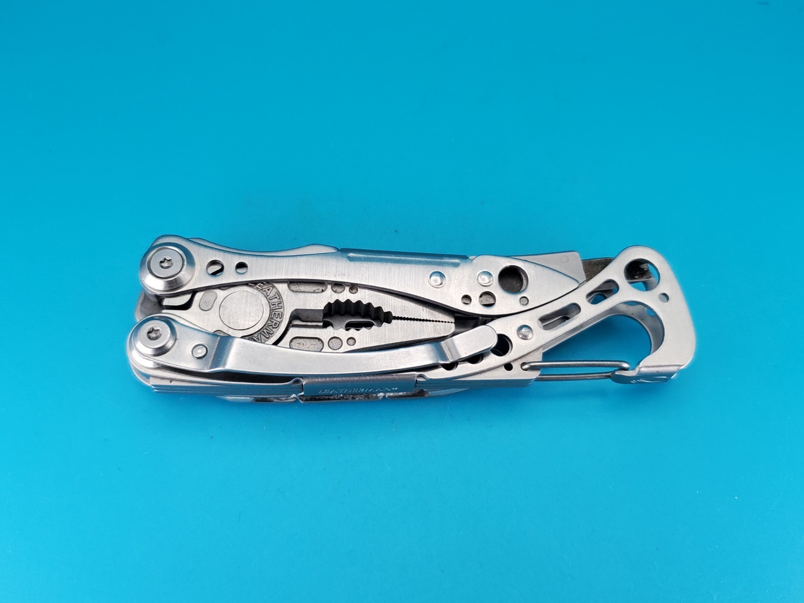 LEATHERMAN Skeletool Multi Tool – Combo Edge Blade Knife Pliers Carabiner!!!
