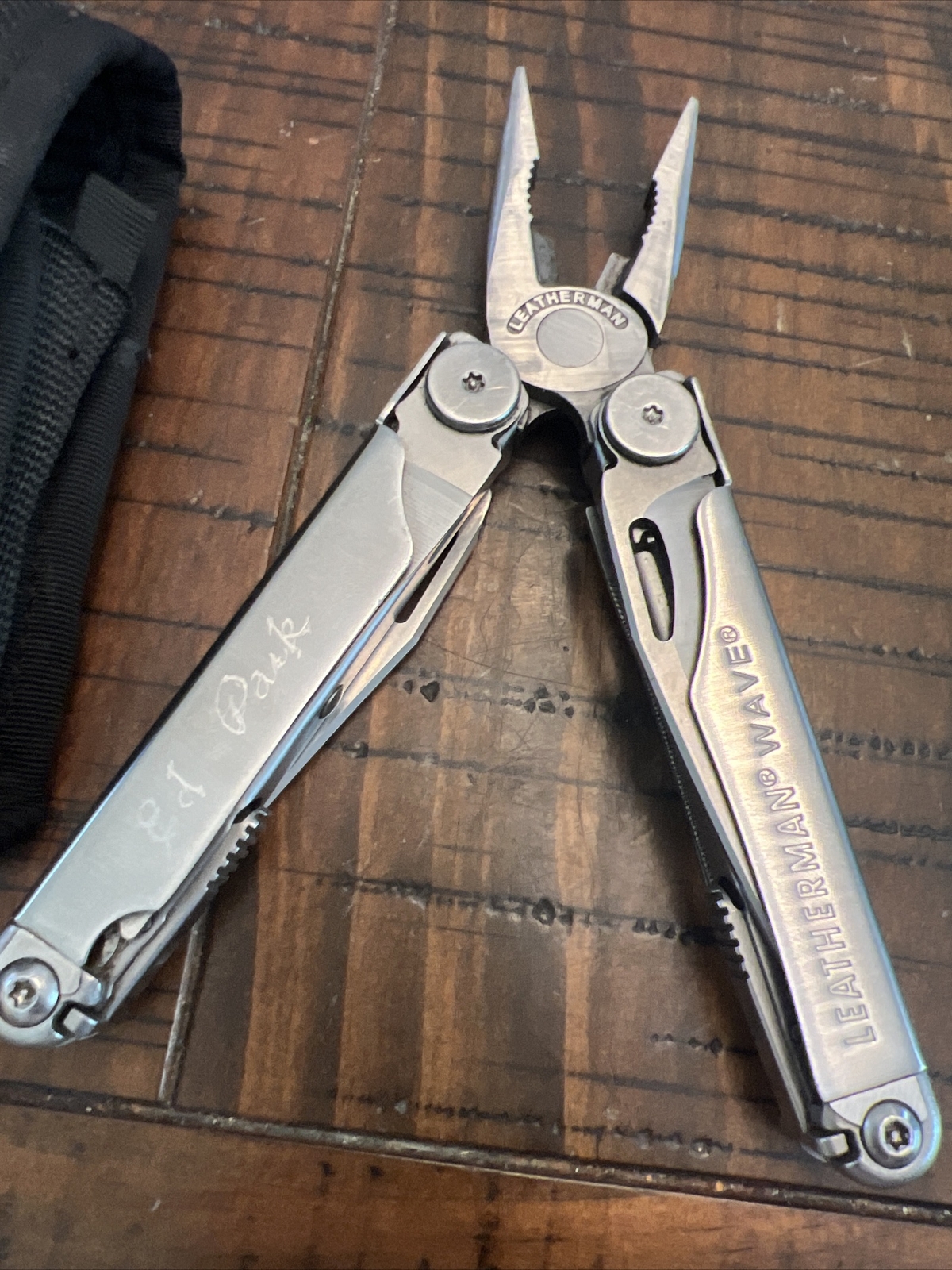 Leatherman Wave multi-tool With Belt Pouch Carrying Case. Free Shipping