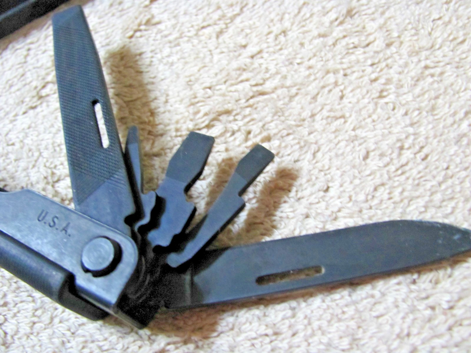 GERBER MULTI- PLIER POCKET TOOL, NEEDLE NOSE, TOOL LOCK, NEW, BLACK, 8 TOOLS, 1