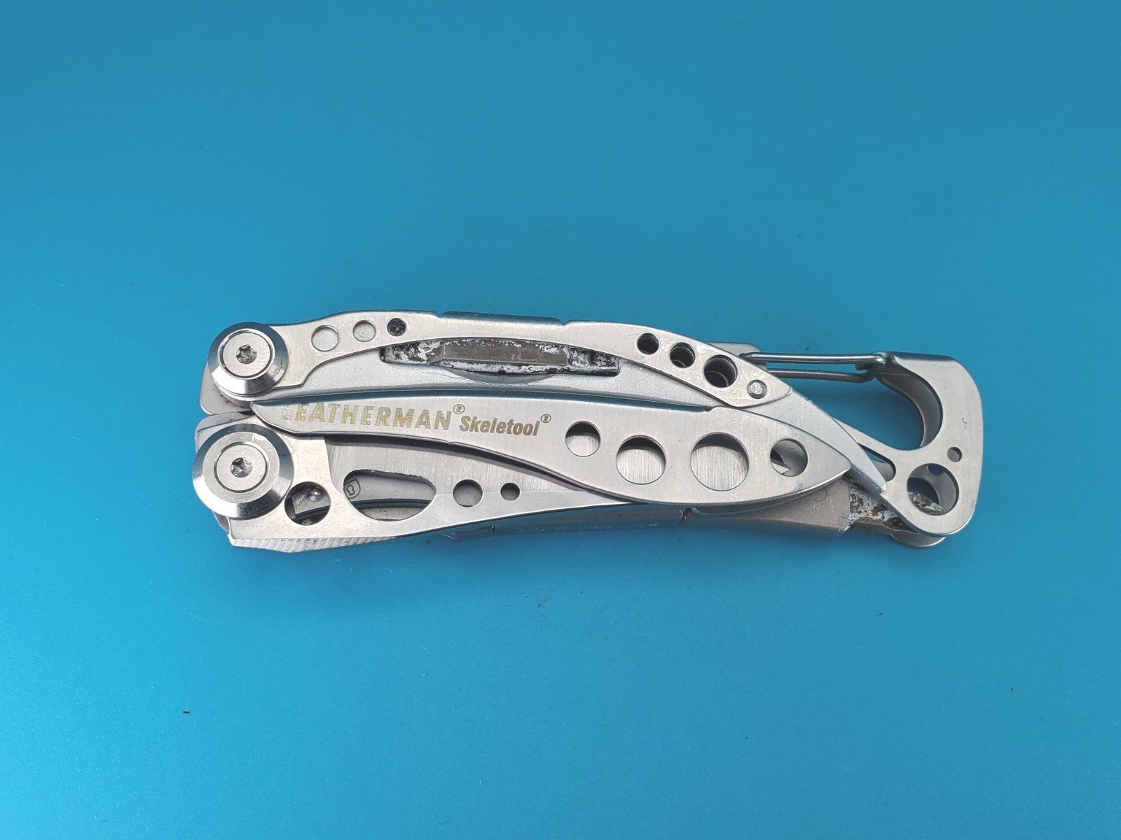 LEATHERMAN Skeletool Multi Tool – Combo Edge Blade Knife Pliers Carabiner!!!