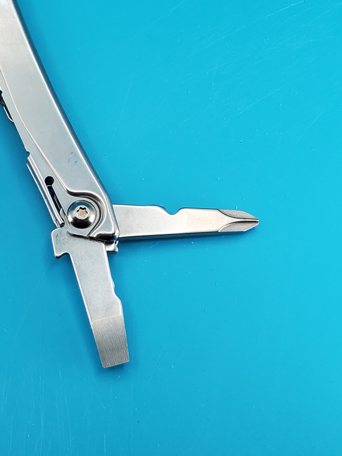 Leatherman Rev 3.8″ Multi-Tool, Stainless! *SOME RUST ON ITEM*