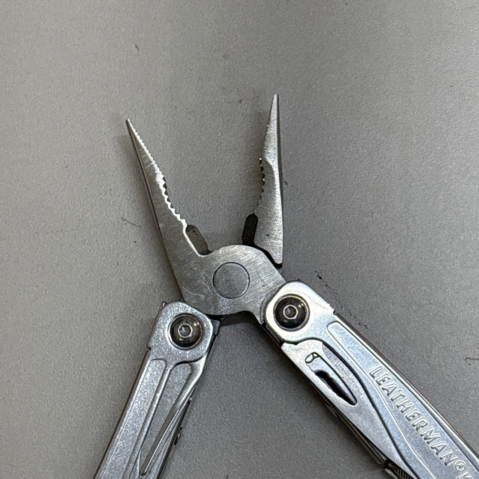 Leatherman Wingman Multitool with 14 tools Needle Nose pliers, wire cutter (029)