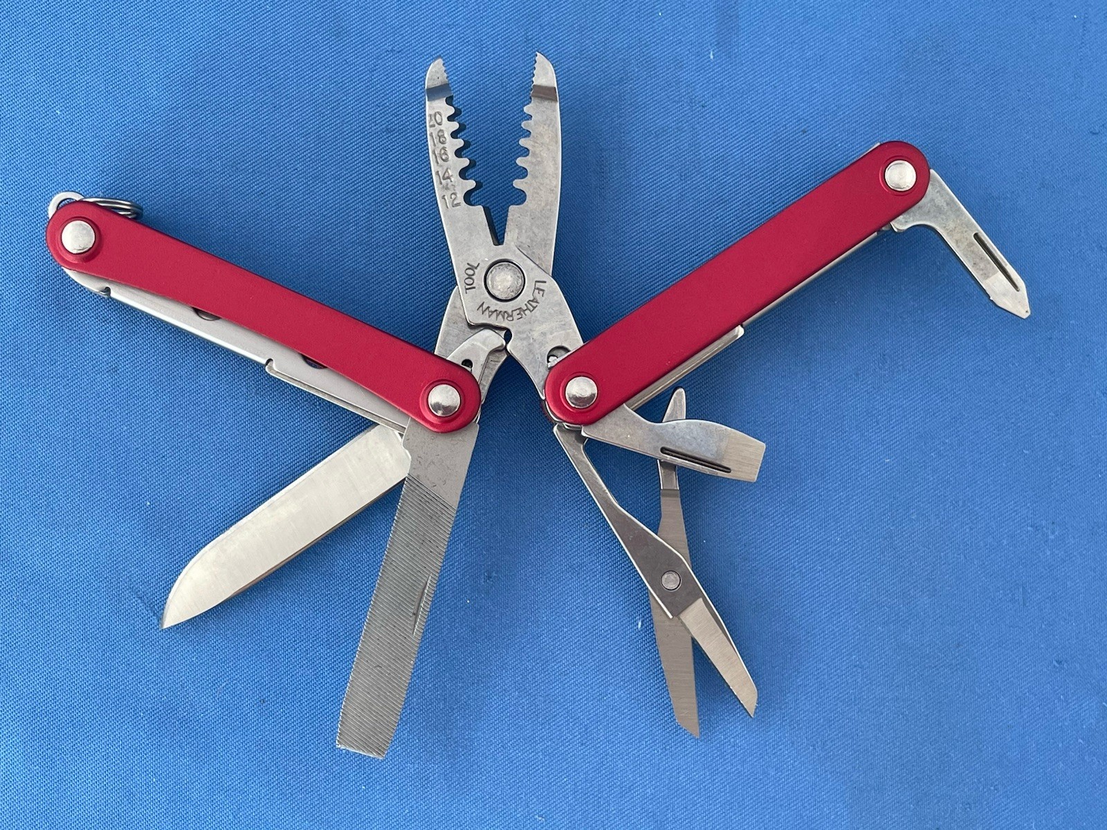 Leatherman Squirt ES4 Multi Tool Knife Wire Stripper New In The Box Red