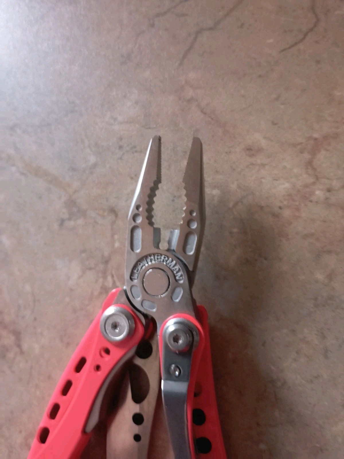 LEATHERMAN, Skeletool 7-In-1 Lightweight, Minimalist Multi-Tool Guava